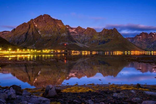 Noite em uma aldeia de pescadores em ilhas Lofoten, na Noruega — Fotografia de Stock