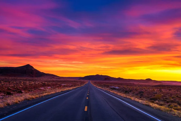 Dramatic sunset over an empty road in Utah — Stock Photo, Image