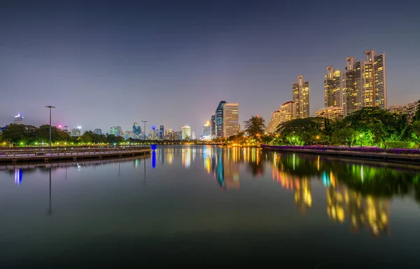 Lago Ratchada situado en el Parque Benjakitti en Bangkok en la noche — Foto de Stock