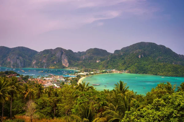 Tonsai falura és a hegyekre, Koh Phi Phi sziget, Thaiföld — Stock Fotó