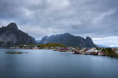 Mount Olstind ve Reine balıkçı köyü Lofoten Adaları