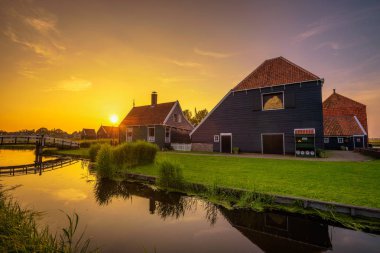 Günbatımı Hollanda yukarıda Zaanse Schans'a Köyü