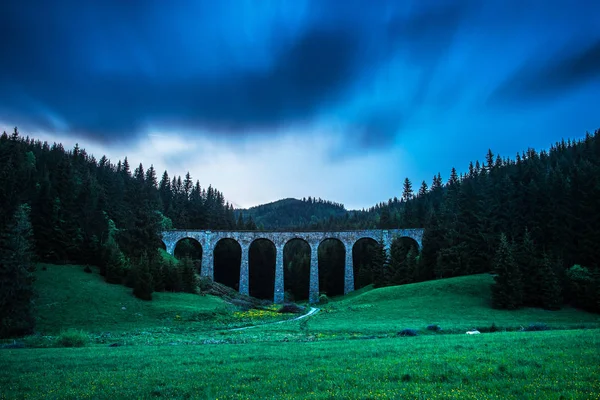 Historiska järnväg viaduct nära Telgart i Slovakien — Stockfoto