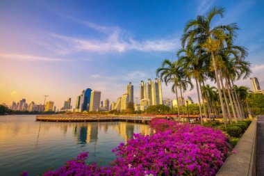 Göl Ratchada yakınlarında Benjakitti Parkı Bangkok, Tayland
