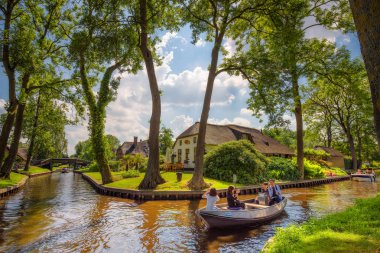 Giethoorn, Hollanda köyde bir gezi turistlere tekne