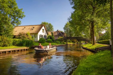 Turistler bir tekne Giethoorn, Hollanda Köyü