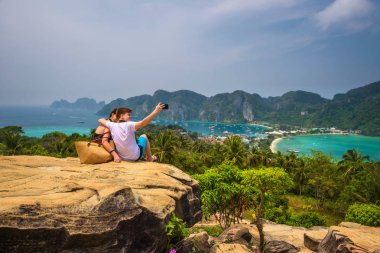 Anne ve oğlu Tayland'da Koh Phi Phi Adası'selfie yapmak