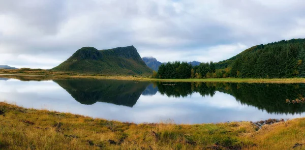 Meer met een weerspiegeling van de berg op eilanden van de Lofoten in Noorwegen — Stockfoto