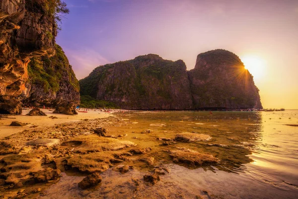 Puesta de sol en la playa Maya en la isla de Koh Phi Phi en Tailandia — Foto de Stock