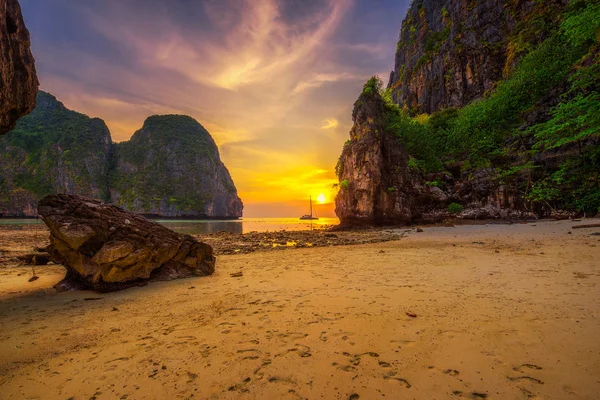 Pôr do sol na praia Maya na ilha Koh Phi Phi, na Tailândia — Fotografia de Stock