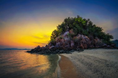 Günbatımı üzerinde Laopilae adalar çevresinde Ko Hong Island yakınındaki Krabi, Tayland