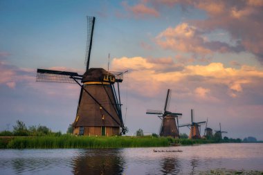 Günbatımı yukarıda eski Hollanda yel değirmenleri doğal, Hollanda