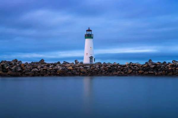 Faro Walton en el puerto de Santa Cruz en la bahía de Monterey, California — Foto de Stock