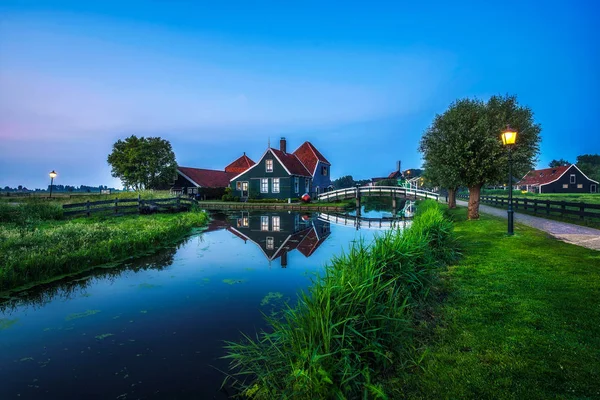 Historische boerderij huizen in het holland village Zaanse Schans bij nacht — Stockfoto