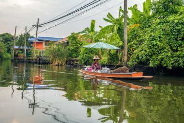 Yaşlı kadın onun tekne Nonthaburi kanallarında gıda satan