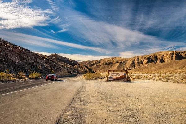 Panneau de bienvenue à l'entrée du parc national de la vallée de la Mort — Photo