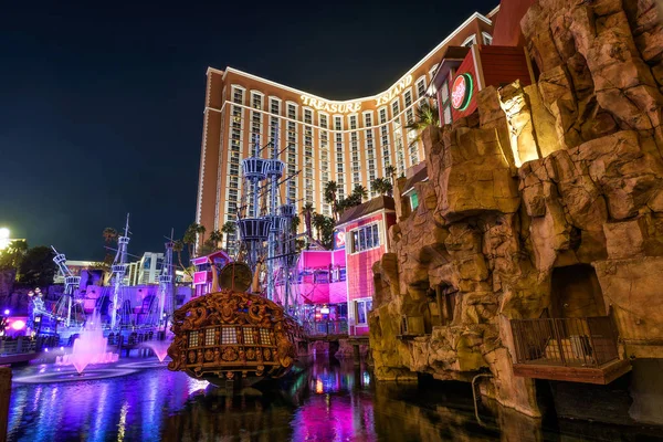 Treasure Island Hotel and Casino resort at night — Stock Photo, Image