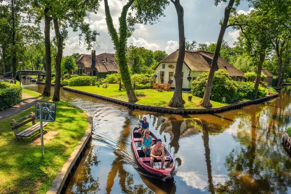 Giethoorn, Hollanda köyde bir gezi turistlere tekne