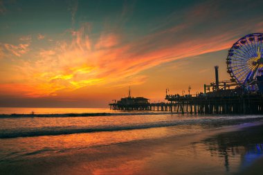 Ziyaret edenler Santa Monica Pier Los Angeles yukarıda günbatımı keyfini çıkarın.