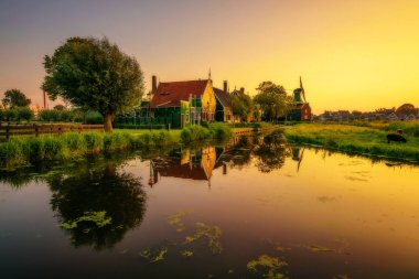 Günbatımı Hollanda yukarıda Zaanse Schans'a Köyü