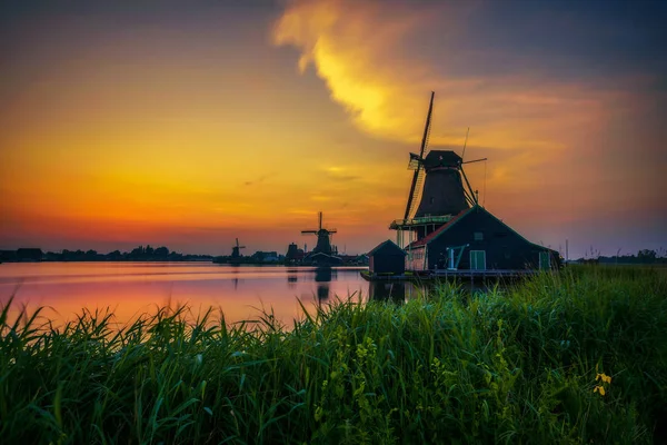 Pôr do sol sobre casas agrícolas e moinhos de vento de Zaanse Schans nos Países Baixos — Fotografia de Stock