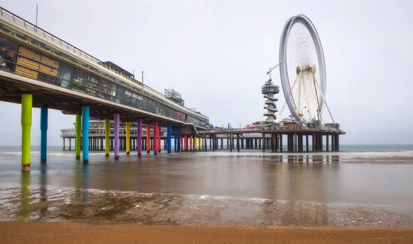 Plaj manzarası iskelede Scheveningen yakınındaki Lahey, Hollanda — Stok fotoğraf