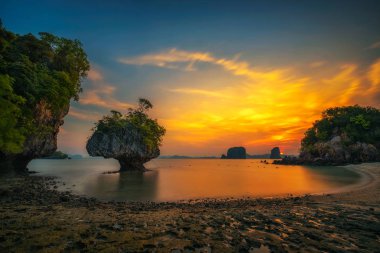Laopilae adalar Ko Hong Island Tayland etrafında üzerinden günbatımı