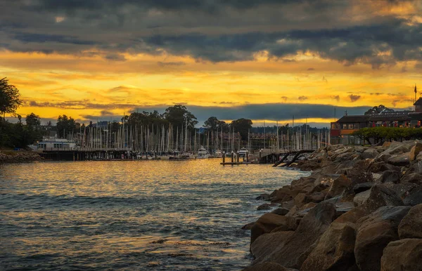 Salida del sol sobre el puerto de Santa Cruz en la bahía de Monterey, California — Foto de Stock