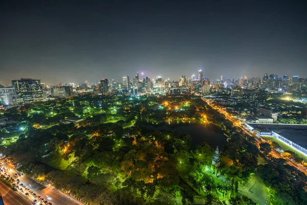 Bangkok Skyline bei Nacht mit Lumphini Park im Vordergrund — Stockfoto