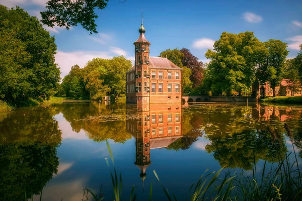Kale Bouvigne ve çevresindeki parkta Breda, Hollanda
