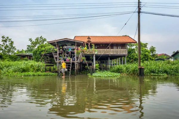 Casa tradicional junto al río en un pueblo tailandés cerca de Bangkok — Foto de Stock