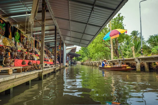 Tiendas en el famoso mercado flotante en Tailandia — Foto de Stock