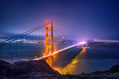 Ünlü Golden Gate Köprüsü San Francisco gece pil Spencer bakış açısından gördün. Uzun pozlama.