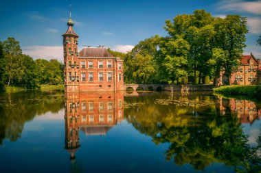 Kale Bouvigne ve çevresindeki parkta Breda, Hollanda