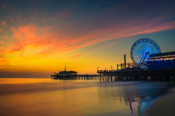 Puesta de sol sobre el muelle de Santa Mónica en Los Ángeles — Foto de Stock