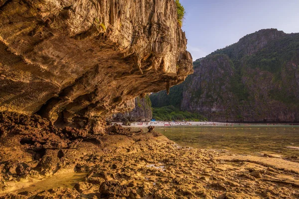Maya beach, a sok turistát, a Koh Phi Phi sziget, Thaiföld — Stock Fotó