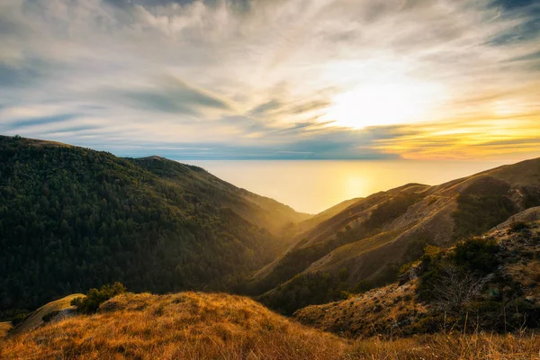 Coucher de soleil sur l'océan Pacifique depuis Santa Lucia Range — Photo