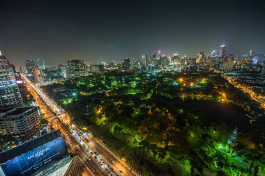 Midtown Lumphini Park ile Bangkok gece manzarası