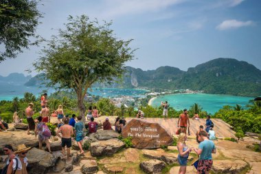 Turistler Koh Phi Phi Adası Tayland üzerinden panoramik manzarasının tadını çıkarın