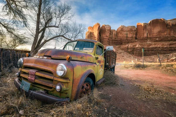 Έρημη Dodge pickup όχημα σταθμευμένο κοντά θεόρατους βράχους στη Γιούτα — Φωτογραφία Αρχείου