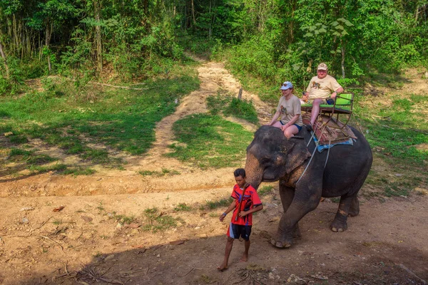 Touristes chevauchant un éléphant en Thaïlande — Photo