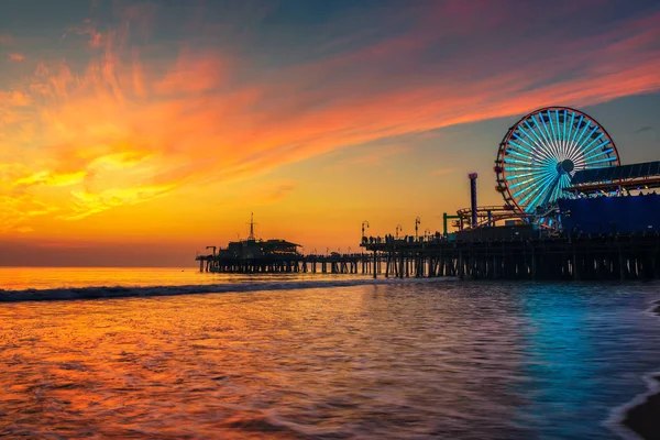 Besucher genießen Sonnenuntergang über Santa Monica Pier in los angeles — Stockfoto