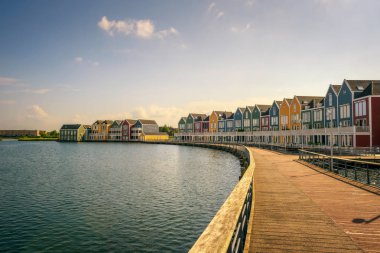 Hollanda ünlü Rainbow evleriyle Houten manzarası