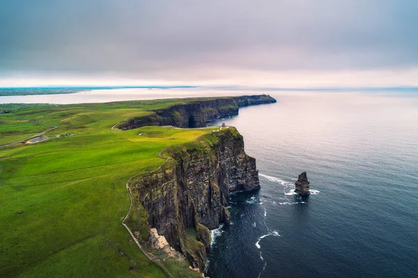 Vista aérea das falésias cênicas de Moher na Irlanda — Fotografia de Stock