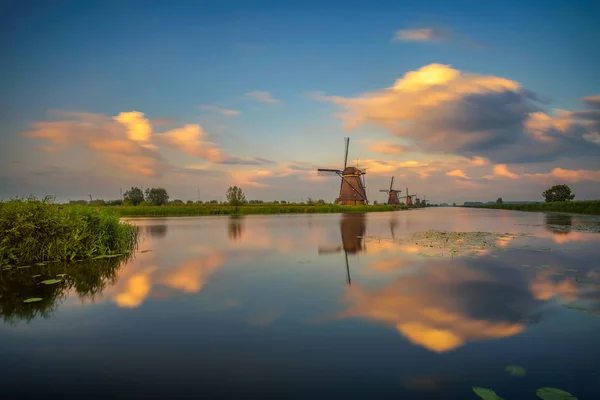 Puesta de sol sobre molinos de viento holandeses antiguos en Kinderdijk, Países Bajos — Foto de Stock