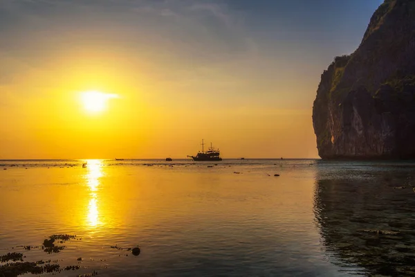 Coucher de soleil sur l'île de Koh Phi Phi avec un bateau en Thaïlande — Photo