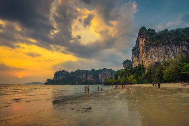 Krabi, Thaliand - 4 Nisan 2018: Turist hemen önce günbatımı, arka planda büyük uçurumlar ile Railay Beach adlı rest.