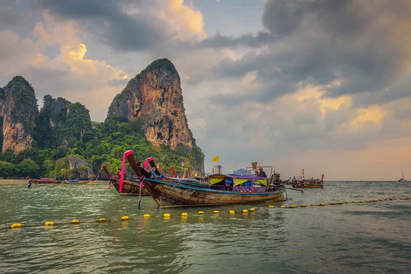 Thai longtail hajók parkolt a Railay Beach, Thaiföld — Stock Fotó