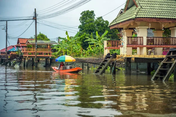 Anciana vende comida de su barco en los canales de Nonthaburi — Foto de Stock