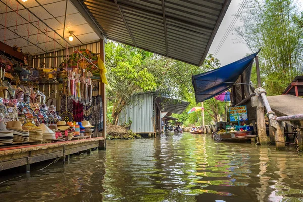 Tiendas en el famoso mercado flotante en Tailandia — Foto de Stock